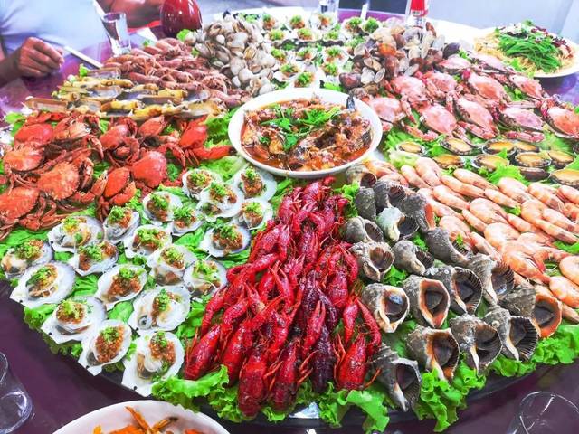 誰(shuí)說(shuō)東北農(nóng)家樂只有酸菜燉粉條,豪華海鮮宴你再了解一下!